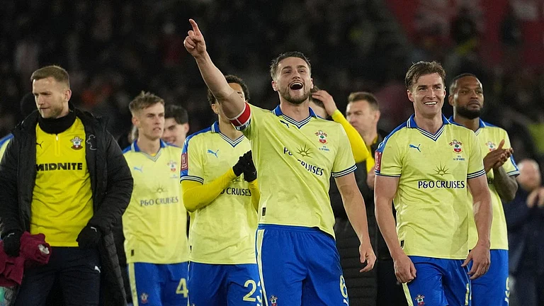 Southampton's team players celebrate after the English FA Cup quaterfinal soccer match between Southampton and Arsenal in Southampton, England, Saturday, April 4, 2026. - AP Photo/Dave Shopland