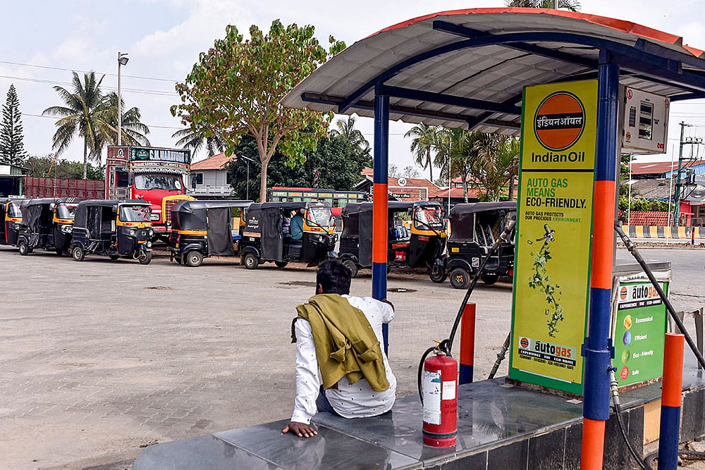 Autorickshaws queue for CNG amid supply crisis in Chikkamagaluru