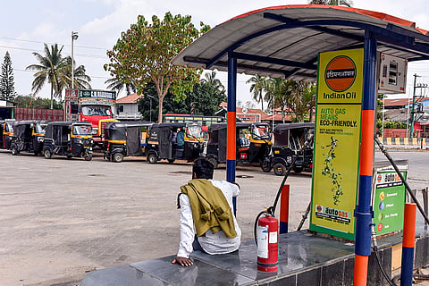 Autorickshaws queue up for CNG at a station amid a supply crisis, in Chikkamagaluru, Karnataka.