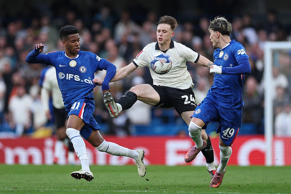 Port Vale's Kyle John, centre, in action against Chelsea's Estevao, left, and Chelsea's Alejandro Garnacho during the English FA Cup quarterfinal soccer match between Chelsea and Port Vale in London, England. - | Photo: AP/Ian Walton