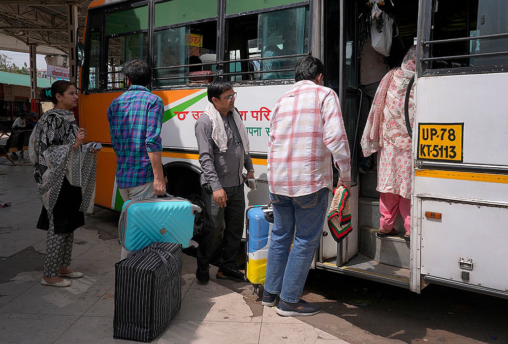 ​Migrant workers leaving for their hometowns 
