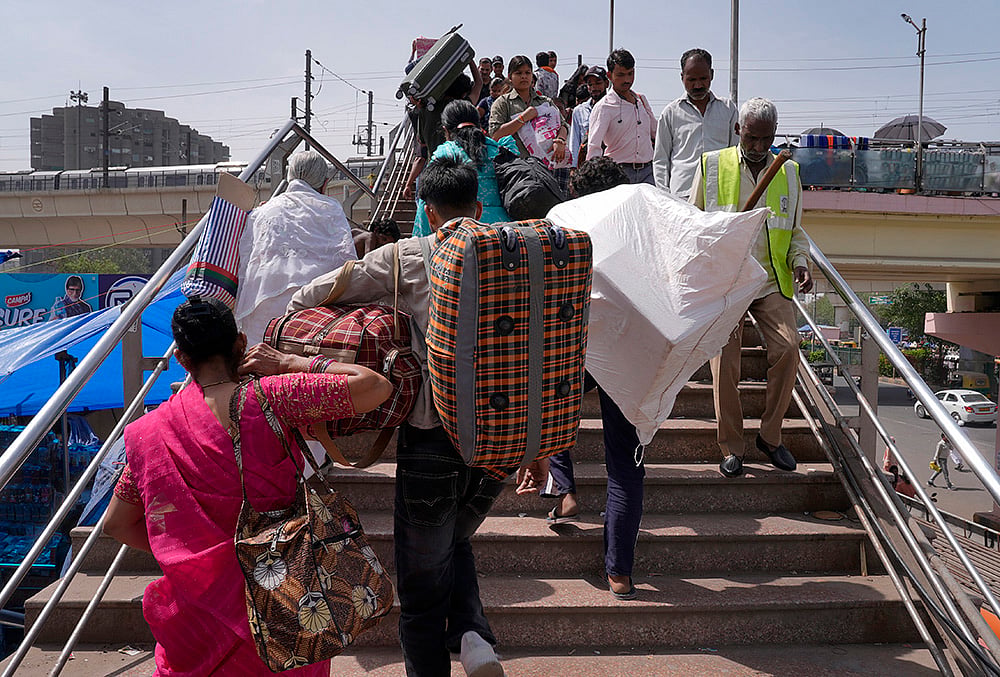 Migrant workers leaving for their hometowns