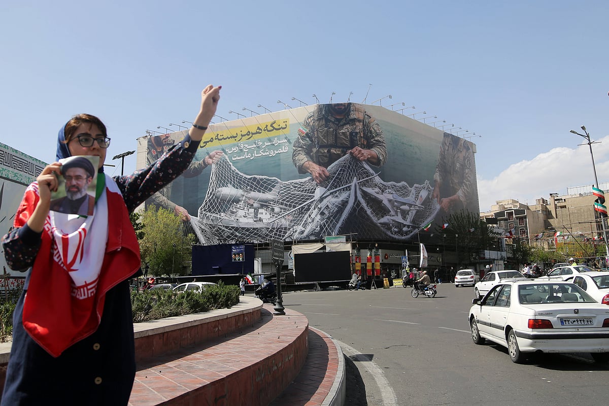 A general view of the giant banner hung Enqelab Square that reads, "The Strait of Hormuz will remain closed; the entire Persian Gulf is our hunting ground", as daily life continues in Tehran, Iran on April 05, 2026.
 -  IMAGO / Anadolu Agency