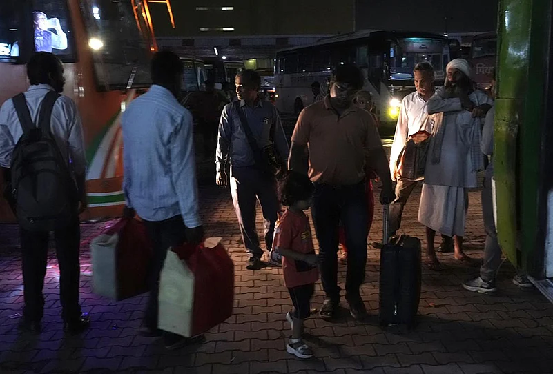 Daily wage workers leaving for their hometown