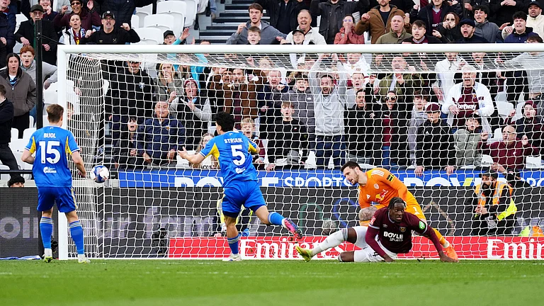 West Ham United's Axel Disasi, center right, scores their side's second goal during their English FA Cup, quarter-final soccer match against Leeds United in London, Sunday, April 5, 2026. - (John Walton/PA via AP)