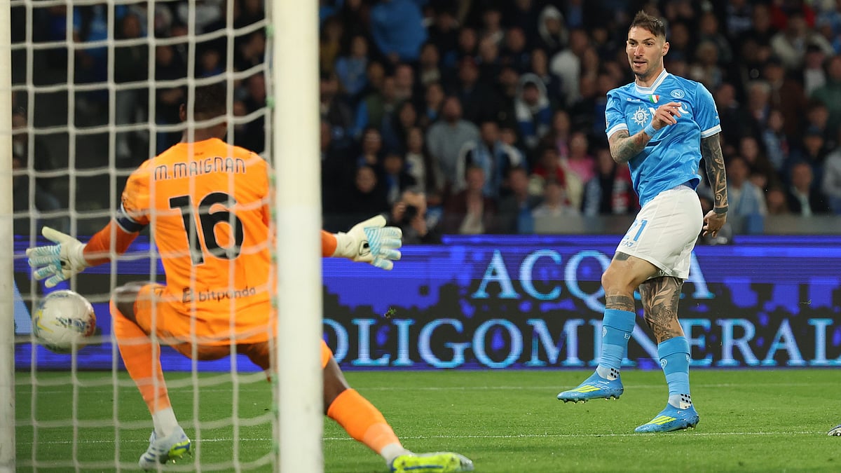 Napoli's Matteo Politano scores a goal during the Italian Serie A soccer match between Napoli and Milan in Naples, Italy, Monday, April 6, 2026. - | Photo: LaPresse/Alessandro Garofalo via AP