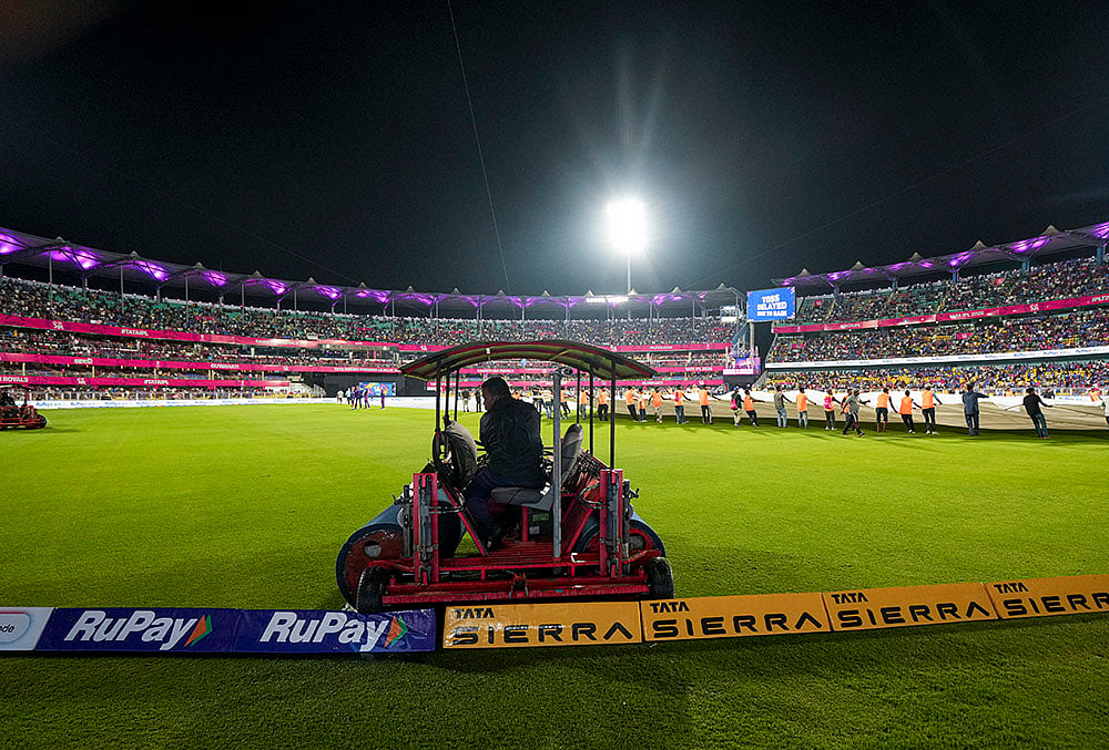 RR vs MI Indian Premier League match photos- cover the pitch