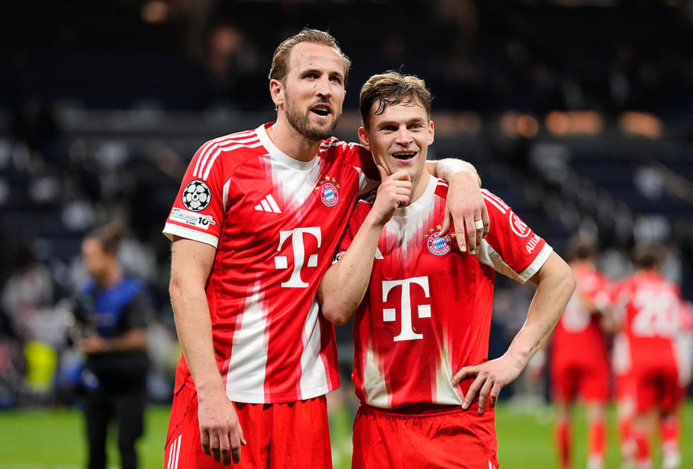 Bayern's Harry Kane, left, and teammate Joshua Kimmich look at the fans after the Champions League quarterfinal first leg soccer match between Real Madrid and Bayern Munich in Madrid, Spain. - | Photo: AP/Jose Breton