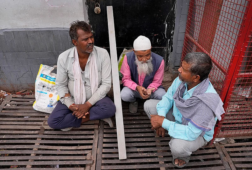 Noida Labourers LPG shortage photos