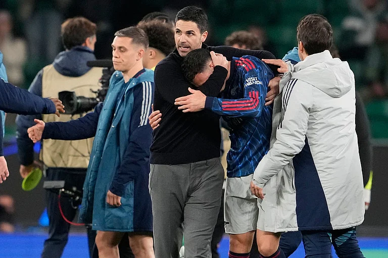 Arsenal's manager Mikel Arteta hugs with Arsenal's Gabriel Martinelli after the Champions League quarterfinals, first leg, soccer match between Sporting CP and Arsenal, in Lisbon. - | Photo: AP/Armando Franca