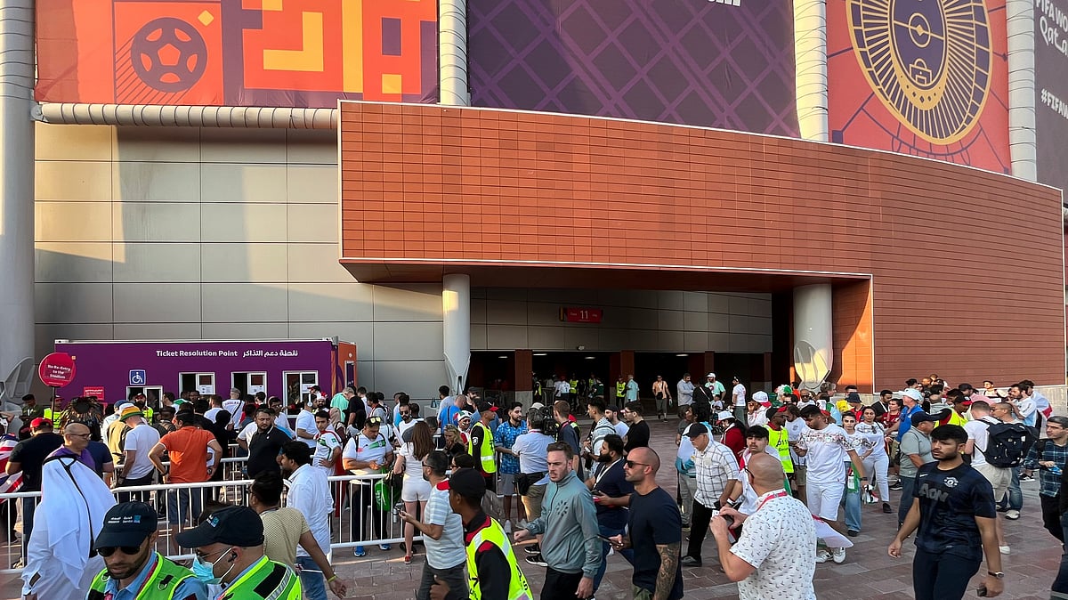 | Photo: AP/Steve Wade : Fans arrive for the World Cup group B soccer match between England and Iran at the Khalifa International Stadium Doha, Qatar, Monday, Nov. 21, 2022. 