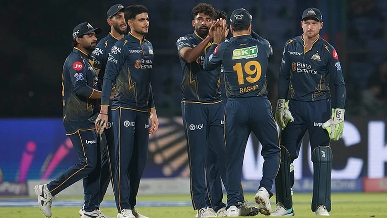 Gujarat Titans' Mohammed Siraj, centre, celebrates with teammates the wicket of Delhi Capitals' KL Rahul during the Indian Premier League cricket match between Delhi Capitals and Gujarat Titans in New Delhi. - | Photo: AP/Manish Swarup