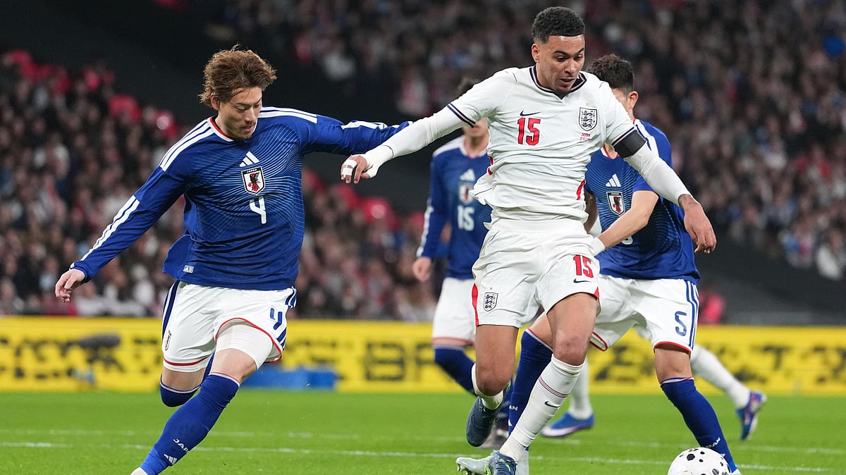 Japan's Ayumu Seko, left, and England's Morgan Rogers challenge for the ball during the International friendly soccer match between England and Japan in London, Tuesday, March 31, 2026 .  - | Photo: AP/Kirsty Wigglesworth
