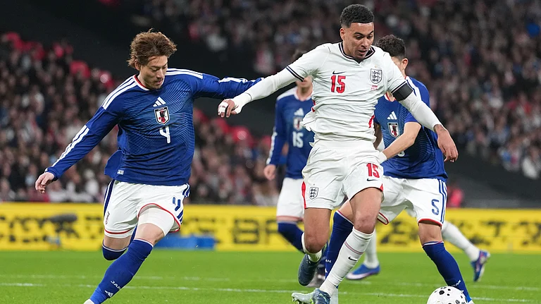 Japan's Ayumu Seko, left, and England's Morgan Rogers challenge for the ball during the International friendly soccer match between England and Japan in London, Tuesday, March 31, 2026 . - | Photo: AP/Kirsty Wigglesworth