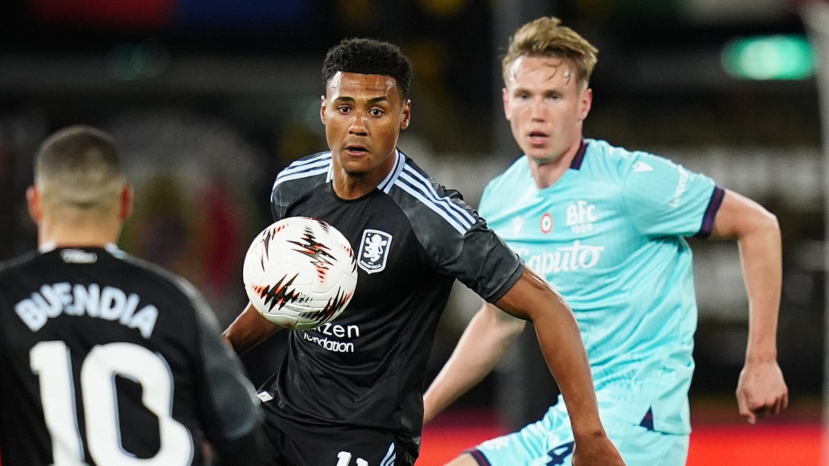 Aston Villa's Ollie Watkins and Bologna's Torbjorn Heggem, right, in action during the Europa League soccer match. - Massimo Paolone/LaPresse