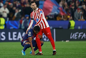 | Photo: AP/Joan Monfort : Atletico Madrid's Alex Baena comforts Barcelona's Lamine Yamal after the Champions League quarterfinal first leg soccer match between Barcelona and Atletico Madrid in Barcelona, Spain.