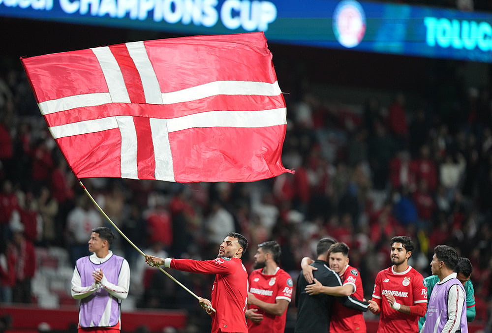 Alexis Vega of Mexico's Toluca waves a flag after a CONCACAF Champions Cup quarterfinal first leg soccer match against the United States' LA Galaxy in Toluca, Mexico. - | Photo: AP/Fernando Llano