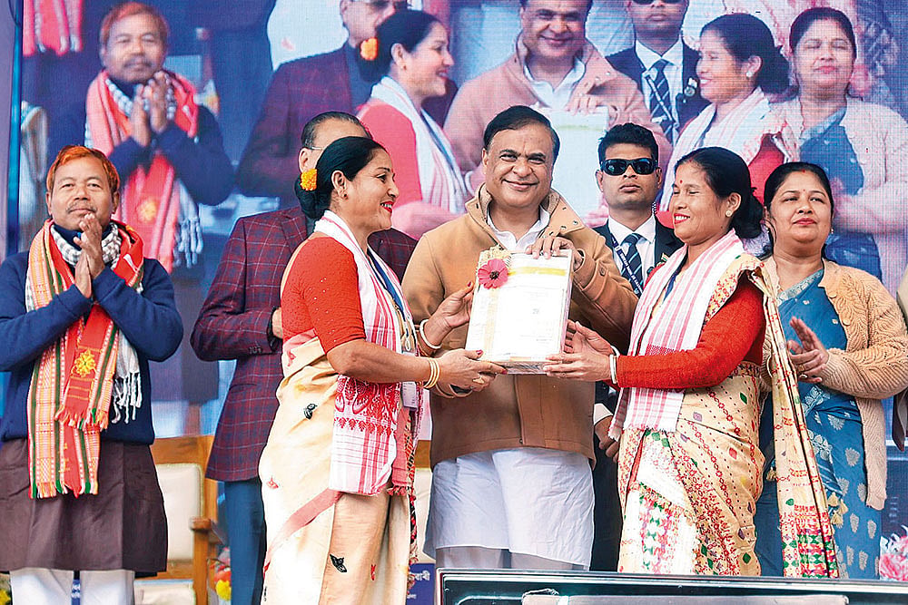 Assam Chief Minister Himanta Biswa Sarma distributes Rs 10,000 to women the under Mukhyamantri Mahila Udyamita Abhiyaan - | Courtesy: X