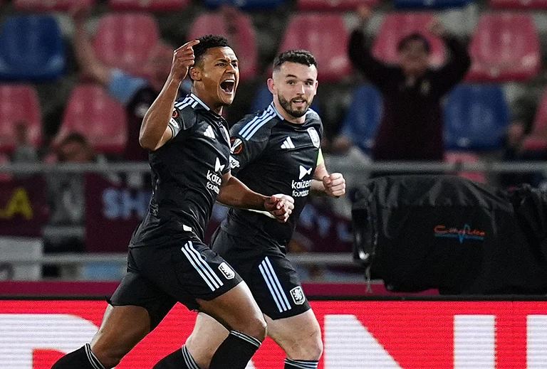 Aston Villa's Ollie Watkins, left, celebrates scoring during the Europa League soccer match between Bologna and Aston Villa in Bologna, Italy. - | Photo: Massimo Paolone/LaPresse via AP