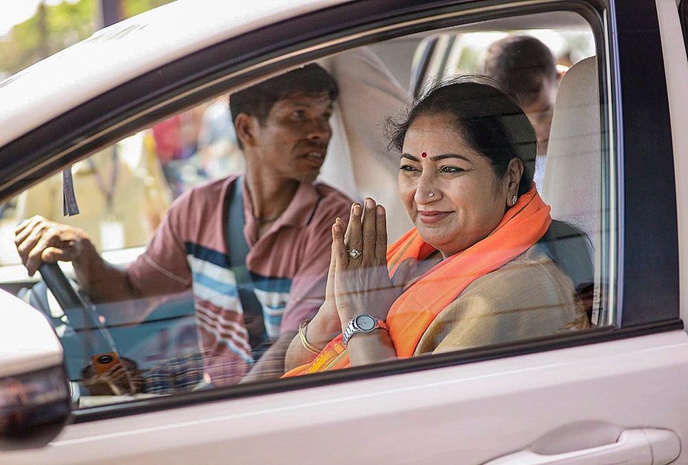 To further ease congestion and reduce fuel burn, the Delhi government will introduce staggered office timings for civic, Delhi, and central government offices. 
 - | Photo: @gupta_rekha/X via PTI