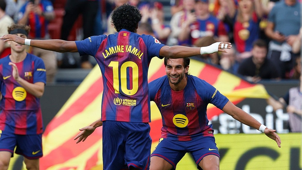 Barcelona's Ferran Torres, right, celebrates after scoring the opening goal with Lamine Yamal during the Spanish La Liga match between Barcelona and Espanyol in Barcelona. - Photo: AP/Joan Monfort