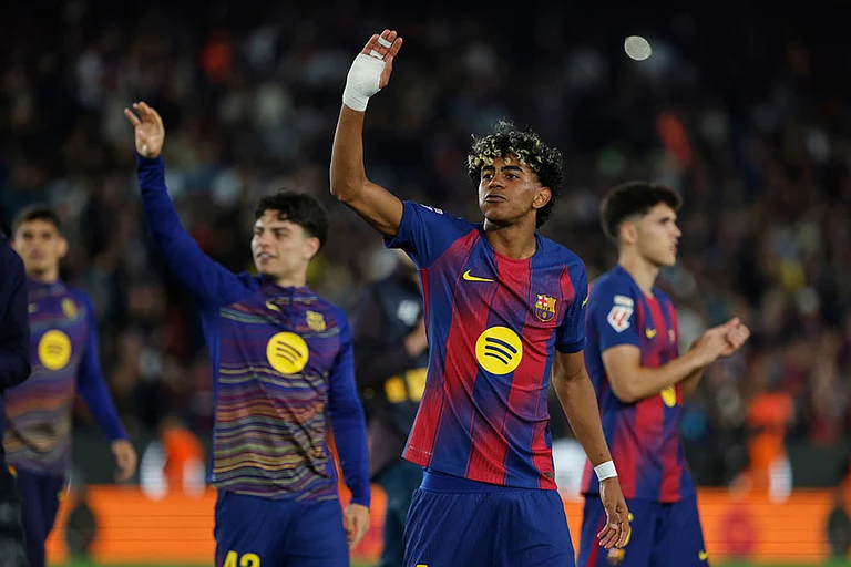 Barcelona's Lamine Yamal, centre, and Barcelona's Xavi Espart, left, celebrate after the Spanish La Liga soccer match between Barcelona and Espanyol in Barcelona, Spain. - | Photo: AP/Joan Monfort