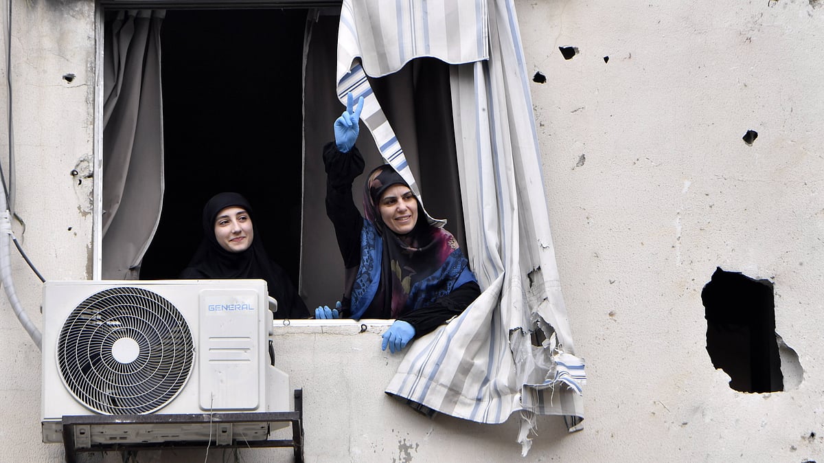 A woman makes peace sign as relief efforts and debris removal continues after Israeli attacks in Dahieh district of Beirut, Lebanon. - Photo: IMAGO / Anadolu Agency