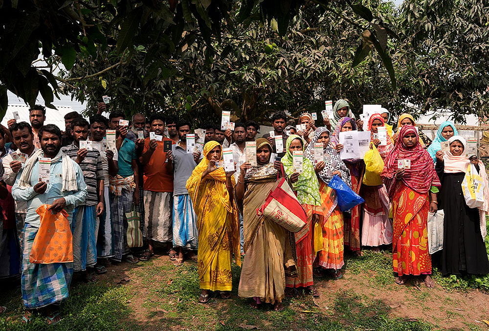 Deleted Voters are showing their documents at Daulatpur Gram Panchayet Milangarh Malda - | Photo: Sandipan Chatterjee/Outlook