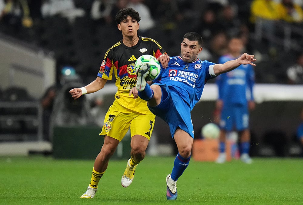 Club America vs Cruz Azul Mexican soccer league-Erik Lira