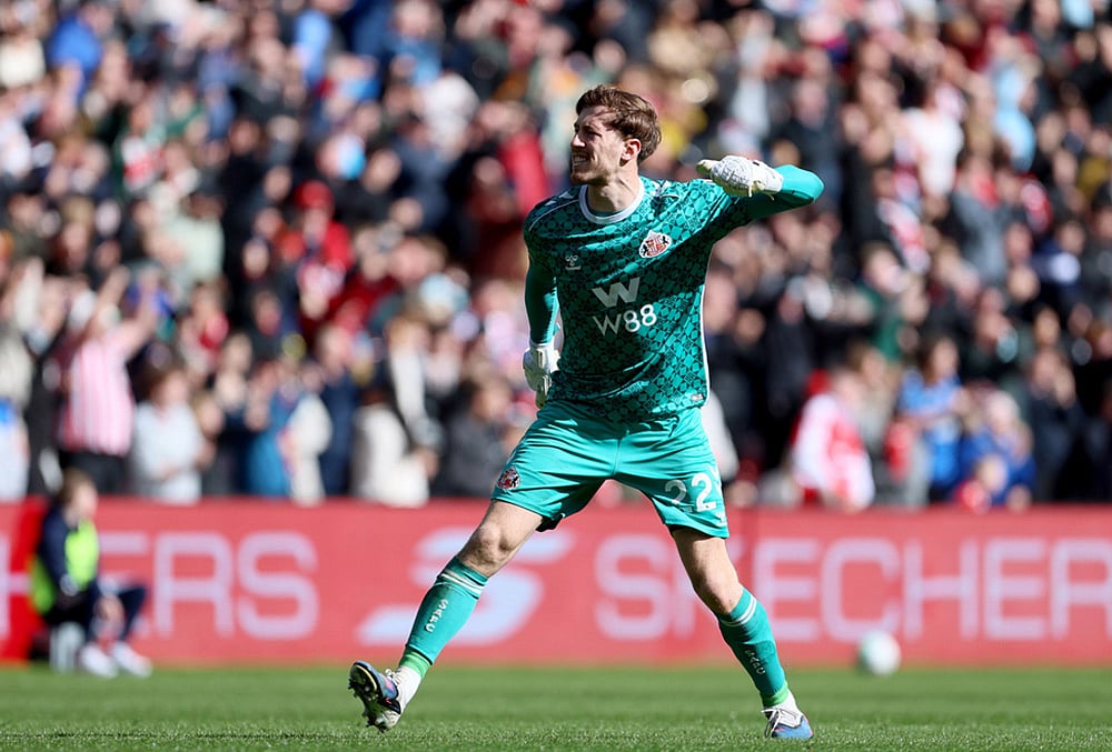 Sunderland goalkeeper Robin Roefs celebrates after his side's scored their first goal during the Premier League soccer match between Sunderland and Tottenham Hotspur, in Sunderland, England. - | Photo: Richard Sellers/PA via AP