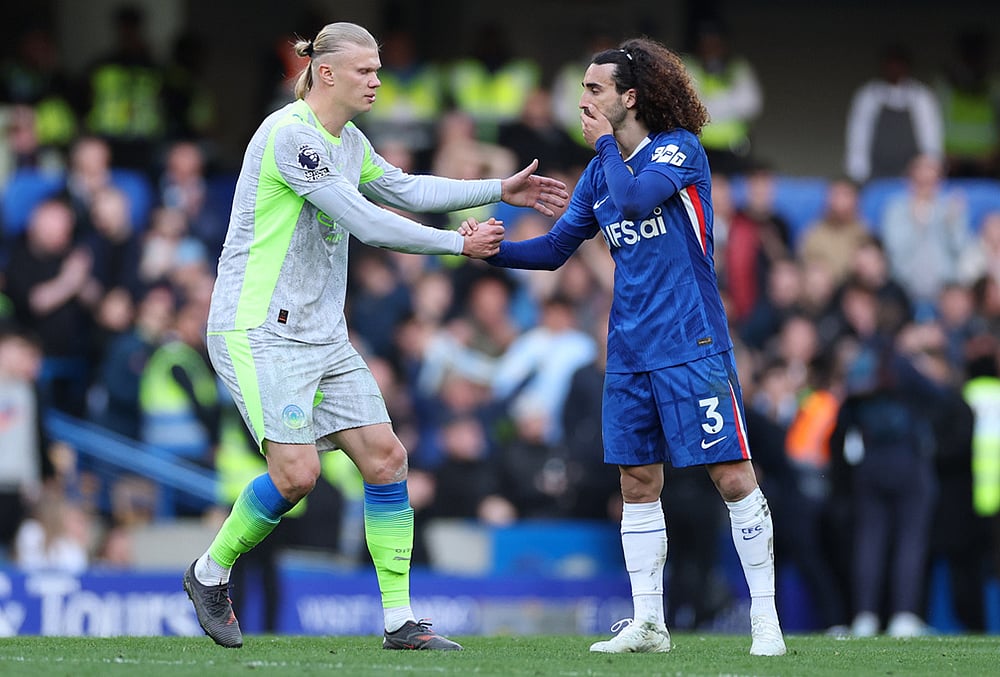 Manchester City's Erling Haaland shakes hands with Chelsea's Marc Cucurella after the Premier League soccer match between Chelsea and Manchester City in London. - | Photo: AP/Ian Walton