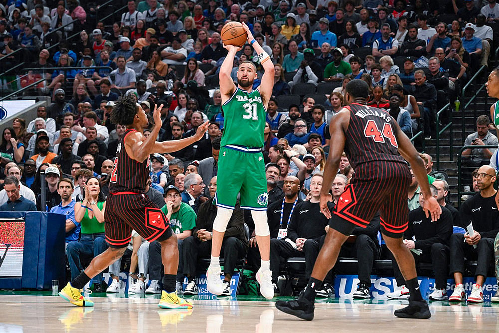 NBA Basketball Game: Dallas Mavericks vs Chicago Bulls