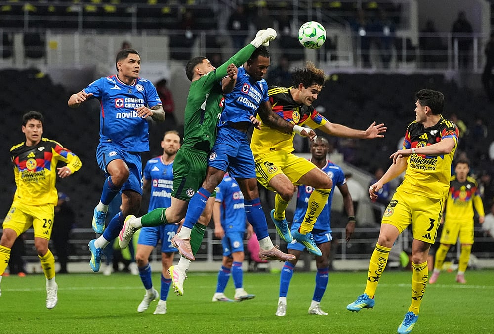 Club America vs Cruz Azul Mexican soccer league-Andres Gudino
