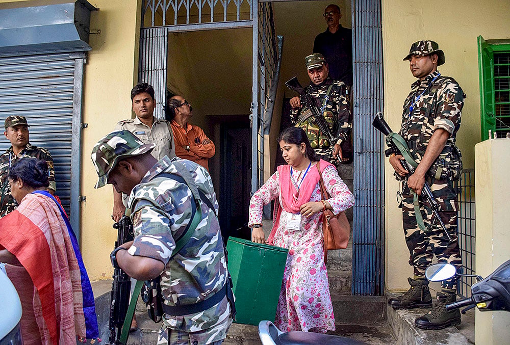 WB polls: Poll officials collect votes from elderly at home