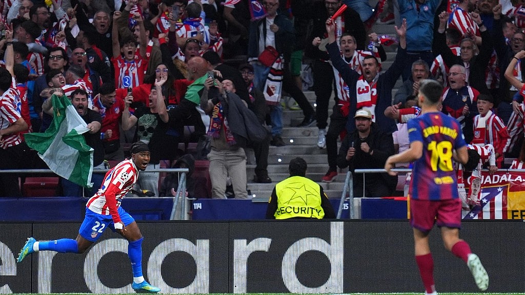 AP Photo/Manu Fernandez : Atletico Madrid's Ademola Lookman, left, celebrates after scoring his side's opening goal during the Champions League quarterfinal second leg soccer match between Atletico Madrid and Barcelona in Madrid, Spain, Tuesday, April 14, 2026. 