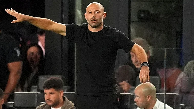 Inter Miami head coach Javier Mascherano gestures to his players from the sideline during the first half of an MLS Eastern Conference final soccer match against New York City FC in Fort Lauderdale, Florida. - | Photo: AP/Rebecca Blackwell