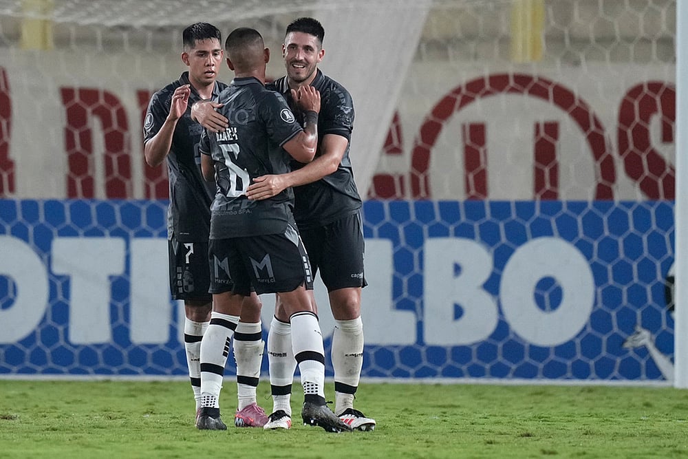 Chile's Coquimbo Unido players celebrate after their team defeated Peru's Universitario at the end of a Copa Libertadores Group B soccer match in Lima, Peru. - | Photo: AP/Martin Mejia