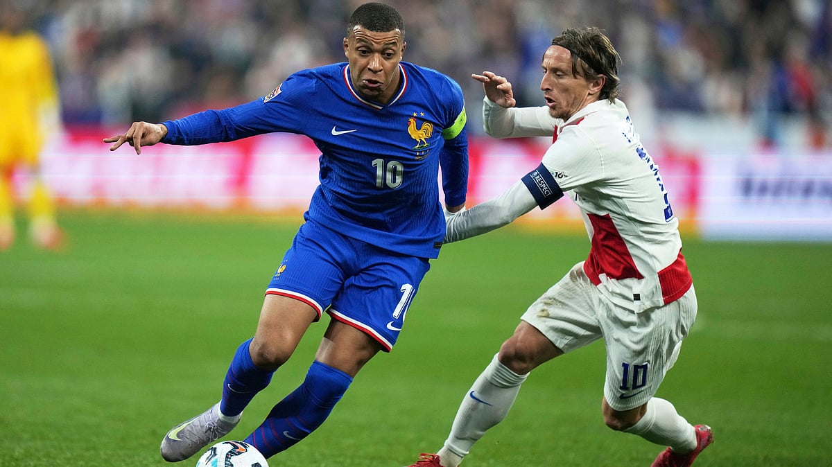 France's Kylian Mbappe, left, is challenged by Croatia's Luka Modric during the UEFA Nations League quarterfinal second leg soccer match between France and Croatia, at the Stade de France in Saint-Denis, outside Paris, Sunday, March 23, 2025. - | Photo: AP/Thibault Camus