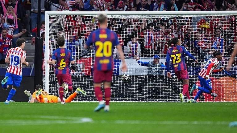 Atletico Madrid's Ademola Lookman, right, celebrates after scoring his side's opening goal during the Champions League quarterfinal second leg soccer match between Atletico Madrid and Barcelona in Madrid, Spain. - | Photo: AP/Manu Fernandez