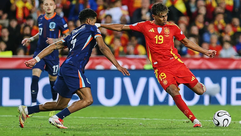 Spain's Lamine Yamal, right, scores his side third goal during the UEFA Nations League quarterfinal second leg match between the Netherlands and Spain at Mestalla stadium in Valencia, Spain, Sunday, March 23, 2025. - | Photo: AP/Alberto Saiz