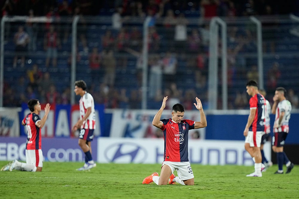 Marcelo Chaparro of Paraguay's Cerro Porteño, center, celebrates after defeating Colombia's Junior during a Copa Libertadores Group F soccer match in Asuncion, Paraguay. - | Photo: AP/Jorge Saenz