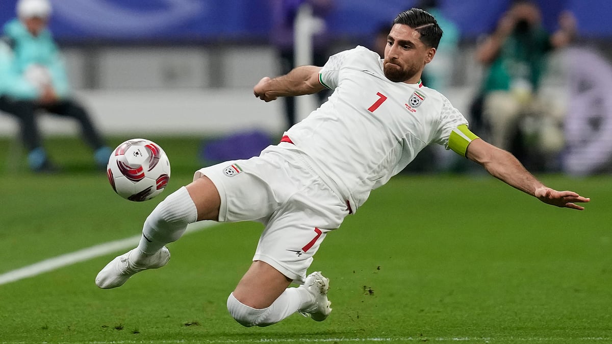 Iran's Alireza Jahanbakhsh passes the ball during the Asian Cup Group C soccer match between Hong Kong and Iran at Khalifa International Stadium in Doha, Qatar, Friday, Jan. 19, 2024. - | Photo: AP/Thanassis Stavrakis