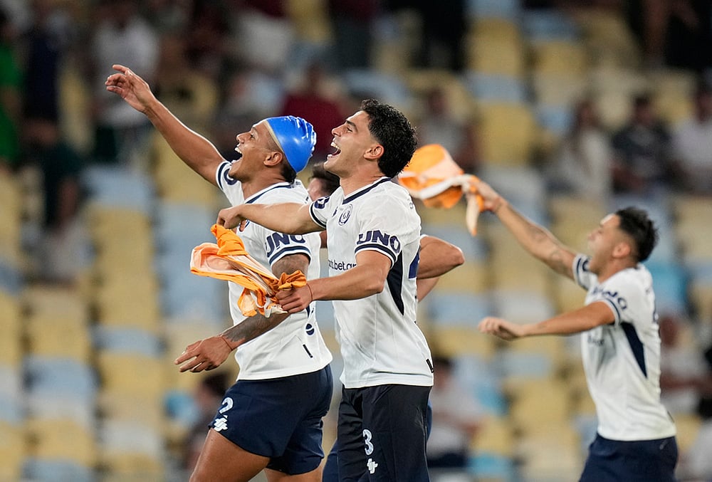 Leonardo Costa, left, and Fabrizio Sartori of Argentina's Independiente Rivadavia, celebrate their team's 2-1 victory over Brazil's Fluminense at the end of a Copa Libertadores Group C soccer match in Rio de Janeiro. - | Photo: AP/Silvia Izquierdo
