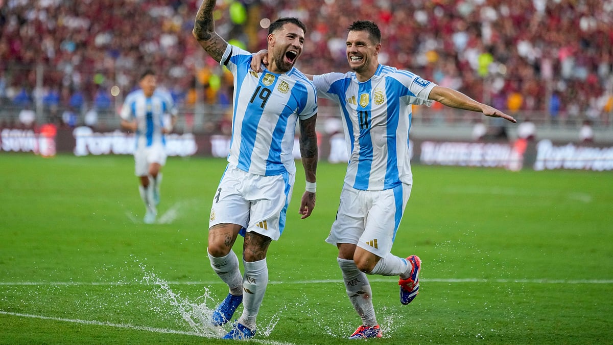 Argentina's Nicolas Otamendi (19, File) celebrates with Giovani Lo Celso after scoring his side's opening goal against Venezuela during a FIFA World Cup 2026 qualifying soccer match in Maturin, Venezuela, Thursday, Oct. 10, 2024.  - | Photo: AP/Ariana Cubillos