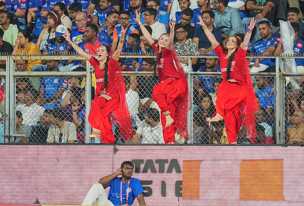 IPL 2026 MI vs PBKS indian premier league cricket-Cheer girls 
