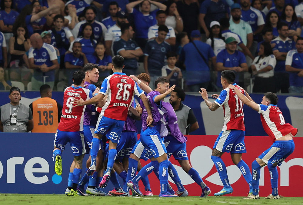 Players of Chile's Universidad Catolica celebrate their side's second goal against Brazil's Cruzeiro scored by teammate Jimmy Martinez during a Copa Libertadores Group D soccer match in Belo Horizonte, Brazil. - | Photo: AP/Gilson Lobo