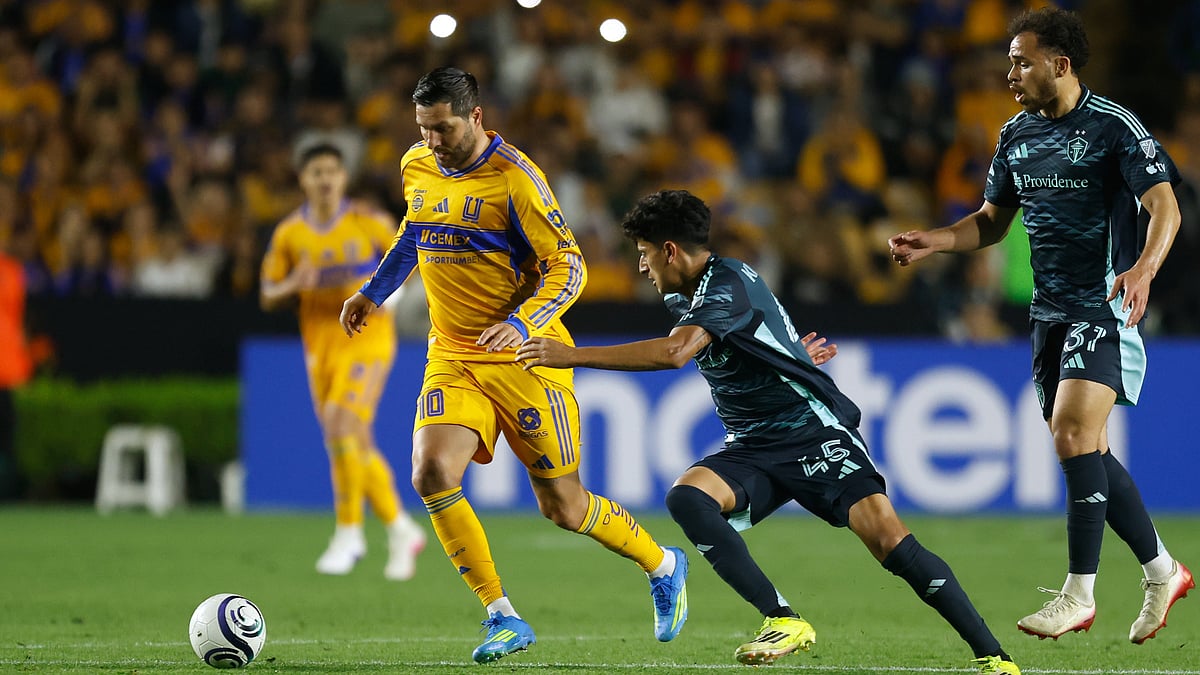 Andre-Pierre Gignac of Mexico's Tigres, left, is followed by Peter Kingston, center, and Hassani Dotson of the United States' Seattle Sounders during a CONCACAF Champions Cup quarterfinal first leg soccer match in Monterrey, Mexico, Wednesday, April 8, 2026.  - | Photo: AP/Jorge Mendoza