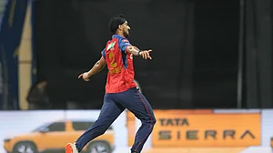 (AP Photo/Rafiq Maqbool) : Punjab Kings' Arshdeep Singh, left, celebrates the wicket of Mumbai Indians' Suryakumar Yadav during the Indian Premier League cricket match between Mumbai Indians and Punjab Kings in Mumbai, India, Thursday, April 16, 2026.