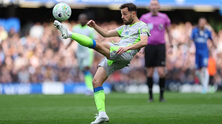 Manchester City's Bernardo Silva clears the ball during the Premier League soccer match between Chelsea and Manchester City in London, Sunday, April 12, 2026. - | Photo: AP/Ian Walton