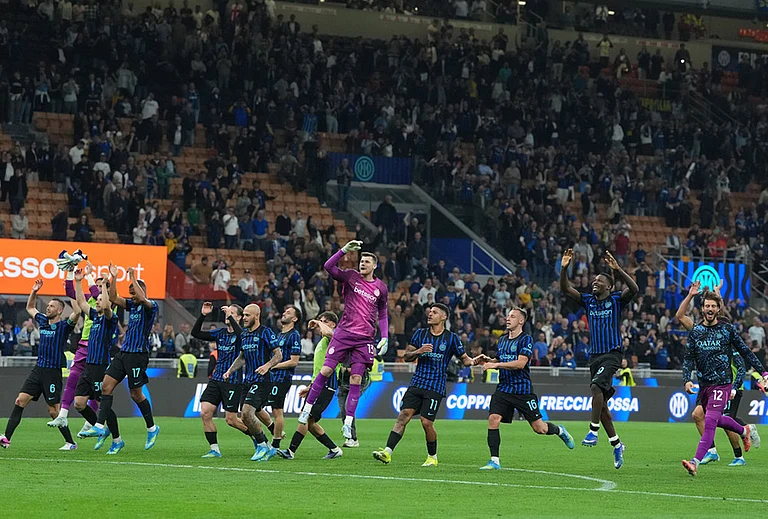 Inter Milan players celebrate at the end of the Serie A soccer match between Inter Milan and Cagliari in Milan, Italy. - | Photo: AP/Luca Bruno